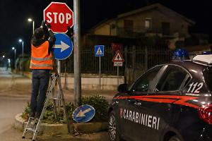 Si divertiva a cambiare i cartelli stradali di notte: denunciato il “regista del traffico”