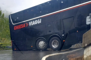 Bus incastrato sui tornanti, Ceresole resta isolata per ore: traffico in tilt