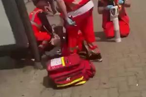 Infarto fulminante alla fermata del tram: 40enne si accascia a terra sotto gli occhi dei passanti (VIDEO)