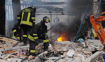 CAVOUR. A fuoco il tetto di un'azienda agricola