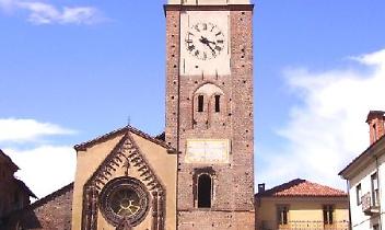Duomo di Chivasso, facciata in terracotta