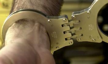 FROSSASCO. Prende a pugni moglie e figlia, arrestato per maltrattamenti
