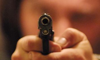 BRUINO. Gli puntano pistola e prendono orologio e valigia con 8ml euro