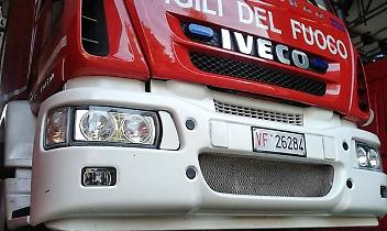 RIVA PRESSO CHIERI. Fiamme in una palazzina nel Torinese, lievi ustioni inquilino