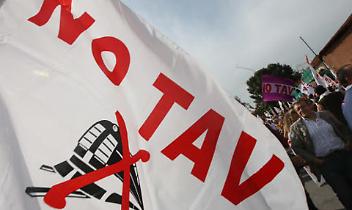 No Tav, dieci condanne per il "palo" che ferì il questore. Tensioni e polemiche su Chiomonte