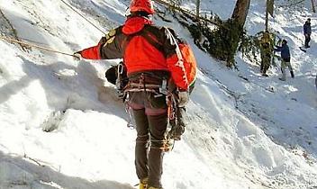 RIBORDONE. Escursionisti bloccati sullo sperone di una roccia