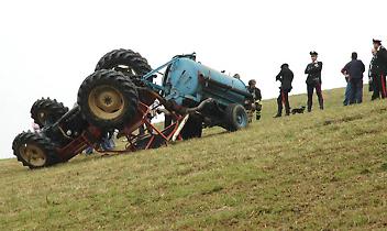 BALDISSERO TORINESE. Incidenti lavoro: trattore si ribalta, morto viticultore