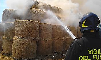 BRUINO. Incendi: a fuoco fienile nel Torinese, ingenti i danni