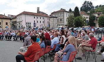 CASTELLAMONTE. Un esercito di 400 golosi e piatti tipici per  salutare la ceramica