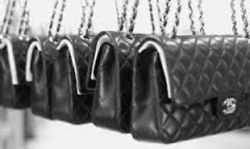 Furt de genţi şi pantofi Chanel