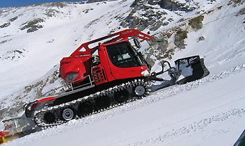 SAUZE D'OULX. Gatto delle nevi in paese per scommessa, il mezzo finisce contro un'auto