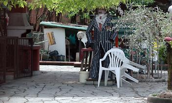 Il cortile della villa confiscata di Rocco Schirripa