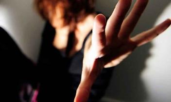 CINTANO. Calci, pugni e una sedia in testa alla compagna, arrestato 46enne
