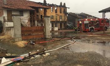CICONIO. Incendio fienile, pompieri al lavoro da ore