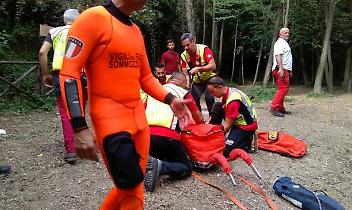 ALMESE. Si fa il video mentre salta dalla cascata. Così è morto un ventenne