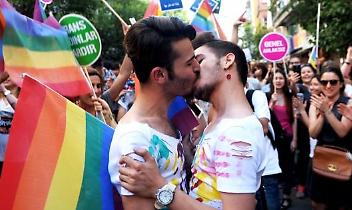120000 persone al pride di Torino, ma rimaniamo tutti degli etero-ottusi