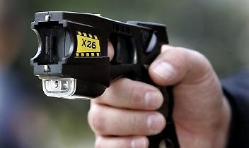 Sassi contro le auto a Feletto. Malvivente fermato dai carabinieri grazie al taser