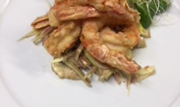 Julienne di carciofi con gamberi dorati