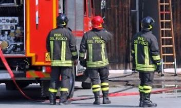 Panico a San Colombano: una falegnameria prende fuoco