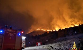 GIVOLETTO. Continuano le attivit&agrave; dei vigili del fuoco contro gli incendi di vegetazione
