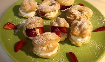 Bignè golosi con panna e fragole