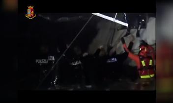 Operazione di salvataggio migranti di notte da una barca alla deriva con il mare mosso (VIDEO)