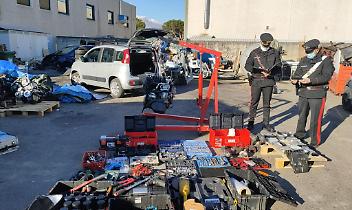 OZEGNA. Scoperto capannone di ricambi auto smontati da veicoli rubati: arrestato operaio di Cintano