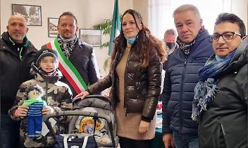 LAMPORO. Comune: Pigotte per i neonati e Costituzione ai maggiorenni