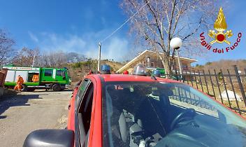 Bruciano i boschi del Monte Barone, vigili del fuoco al lavoro
