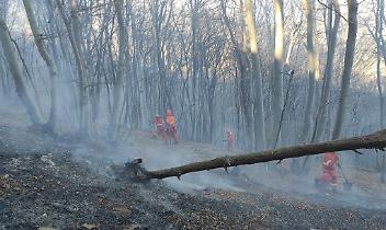 PRATIGLIONE/FORNO - Elicotteri in azione per domare grosso incendio