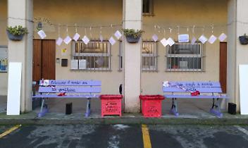 MERCENASCO. Panchine viola dai bambini della scuola dell&rsquo;infanzia