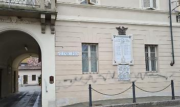 LAMPORO. Municipio imbrattato dai vandali Il sindaco: «Paga l’assicurazione»