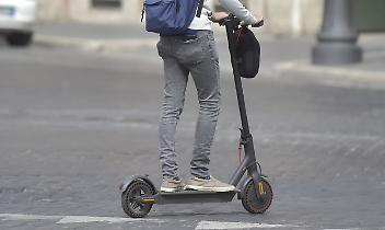 Scontro tra auto e monopattino a Grugliasco: il mezzo elettrico viaggiava oltre i limiti