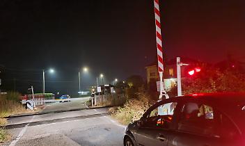 BORGOFRANCO D'IVREA/QUASSOLO. Il semaforo è rosso, ma il passaggio a livello resta aperto