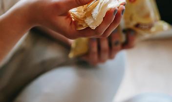 Vandali banchettano e sporcano la palestra comunale dove si svolgono i corsi di ginnastica artistica