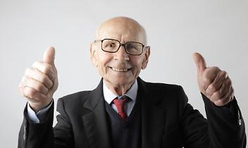 Tentano la truffa dello specchietto con un anziano: due denunciati nel Torinese