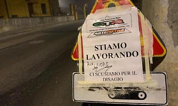 Nel paese della "Gentilezza" c'è chi augura buon lavoro agli operai