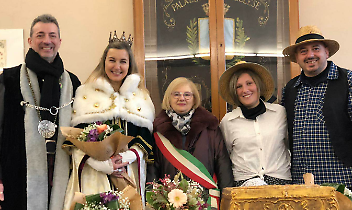 Le maschere di Trino e Palazzolo con il sindaco Giorcelli