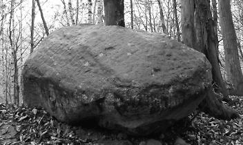 IN FOTO La roccia delle croci in regione Canapre ad Alice (foto G. Gambino).