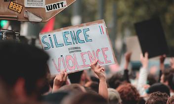 Contro la violenza sui civili nelle zone di Guerra e contro ogni forma di discriminazione