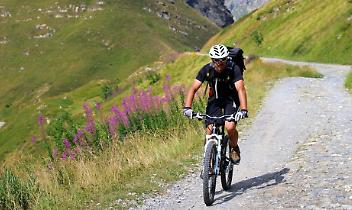 Bicicletta in montagna (immagine d'archivio)