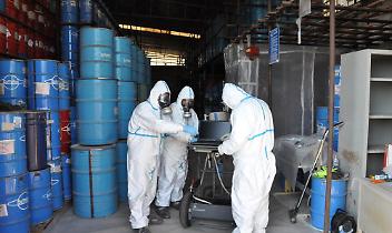 nucleare - lavoratori Sogin in un deposito di scorie