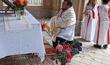 L&rsquo;ingresso della chiesa rimesso a nuovo grazie agli alpini