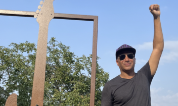 Tom Morello accanto al monumento a lui dedicato