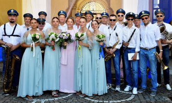 La “Bella” Alessia accompagnata dalle damigelle
