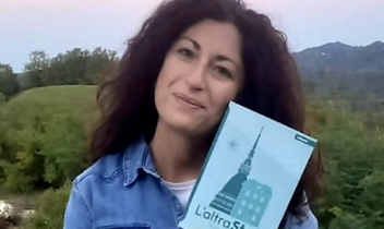 L'autrice Eleonora Galluzzo con il suo nuovo romanzo 