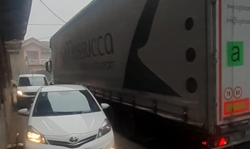Viabilità da incubo in Canavese: i camion si incastrano e bloccano le strade