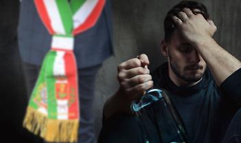 Sindaco chiede aiuto per un concittadino alcolista: "Non dategli da bere"