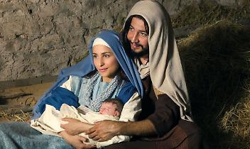 Anche il bue, l'asinello e le greggi di pecore nel presepe vivente da record che coinvolge tutto il paese