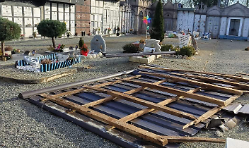 Il cimitero del Canavese distrutto dalle raffiche di vento: i tetti si staccano dalle tombe